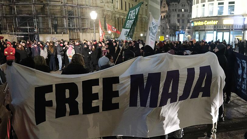 Demonstration in Leipzig gegen das Urteil im Fall Maja T. Auch in Berlin gingen mehrere hundert Menschen auf die Stra&szlig;e.