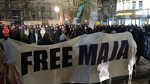 Demonstration in Leipzig gegen das Urteil im Fall Maja T. Auch in Berlin gingen mehrere hundert Menschen auf die Stra&szlig;e.