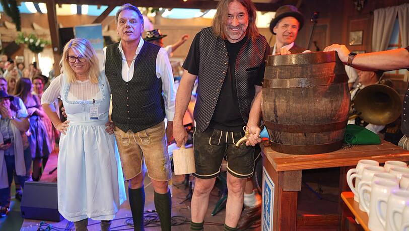 SPD-Stadtrat Roland Hefter hat in der Boandlkramerei das erste Fass Wiesnbier angezapft. SPD-Stadtrat Roland Hefter hat in der Boandlkramerei das erste Fass Wiesnbier angezapft.