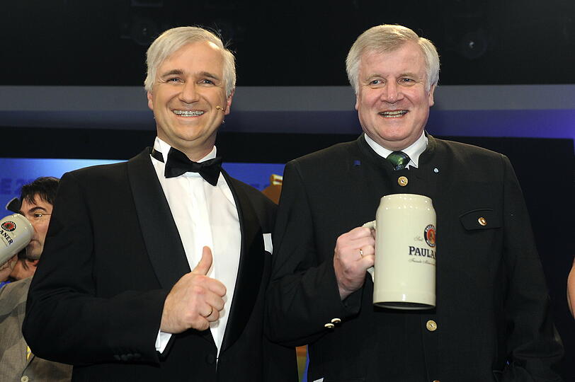 Horst Seehofer stößt nach dem Singspiel mit seinem Double Wolfgang Krebs an.