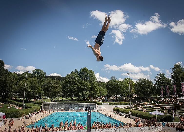 Es gibt Wettbewerbe vom 5-Meter-Brett, vom 3-Meter-Brett und - in der Königsdisziplin - vom 10-Meter-Turm.