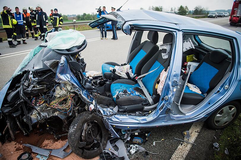 Ein 48-Jähriger stirbt bei einer Frontalkollision mit einem Lkw.