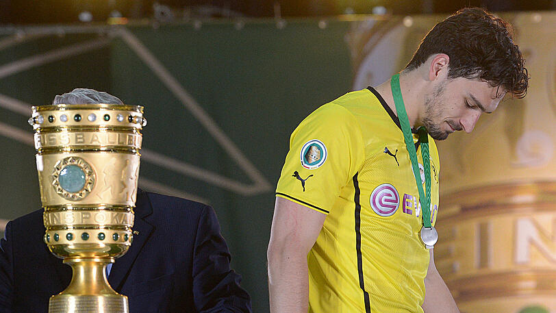 Bitter für Dortmund: Ein Kopfball von Mats Hummels - heute in Diensten des FC Bayern - in der regulären Spielzeit war hinter der Linie, doch das Tor zählt nicht.