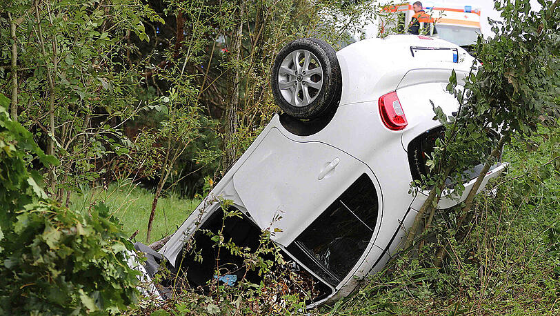 Die Frau wurde in ihrem Fahrzeug eingeklemmt und musste von der Feuerwehr aus dem Auto befreit werden, ihr Sohn auf dem Beifahrersitz konnte den Wagen selbstständig verlassen.