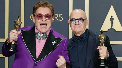 Elton John (l.) und Bernie Taupin freuen sich über ihren Oscar für den besten Filmsong