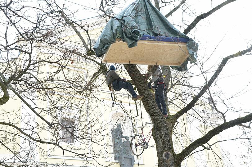 Anwohner protestieren gegen das Baumfällen am Josephsplatz - ein Bild vom Februar.