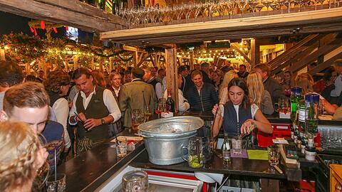 Die Heart Bar in Käfers Wiesn-Schänke ist draußen, aber überdacht. Hier gibt&rsquo;s Aperitifs, Longdrinks und Stamperl.