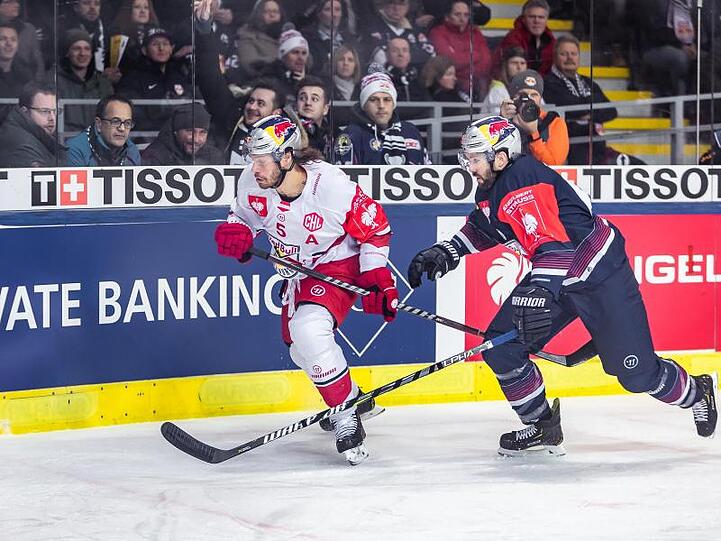 Thomas Raffl (l.) vom EC Red Bull Salzburg gegen Daryl Boyle vom EC Red Bull München. Foto: Expa/Jfk/APA/dpa