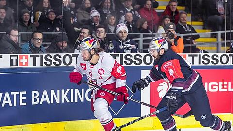 Thomas Raffl (l.) vom EC Red Bull Salzburg gegen Daryl Boyle vom EC Red Bull München. Foto: Expa/Jfk/APA/dpa