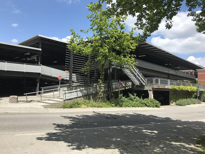 Am Sonntag stürzt ein 28-jähriger Landshuter mehrer Meter in die Tiefe.
