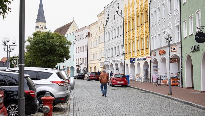 Ein Mann geht durch die Altstadt von Mühldorf am Inn. Dieser Landkreis ist momentan deutschlandweit am stärksten von Corona betroffen, wie auch die Grafik des RKI zeigt: Kreise mit Inzidenzen über 500 sind dort pink eingefärbt. Am Freitag waren das außerdem Miesbach, Traunstein und Straubing-Bogen. Ein Mann geht durch die Altstadt von Mühldorf am Inn. Dieser Landkreis ist momentan deutschlandweit am stärksten von Corona betroffen, wie auch die Grafik des RKI zeigt: Kreise mit Inzidenzen über 500 sind dort pink eingefärbt. Am Freitag waren das außerdem Miesbach, Traunstein und Straubing-Bogen.