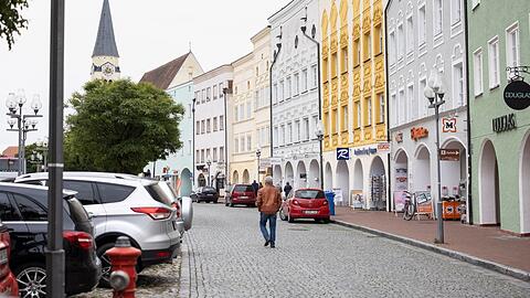 Ein Mann geht durch die Altstadt von Mühldorf am Inn. Dieser Landkreis ist momentan deutschlandweit am stärksten von Corona betroffen, wie auch die Grafik des RKI zeigt: Kreise mit Inzidenzen über 500 sind dort pink eingefärbt. Am Freitag waren das außerdem Miesbach, Traunstein und Straubing-Bogen.