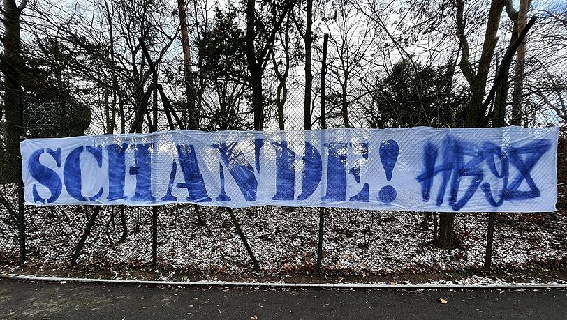 Dieses Banner hat eine Fangruppierung nach der Derby-Niederlage der Hertha an der Geschäftsstelle aufgehangen. Dieses Banner hat eine Fangruppierung nach der Derby-Niederlage der Hertha an der Geschäftsstelle aufgehangen.