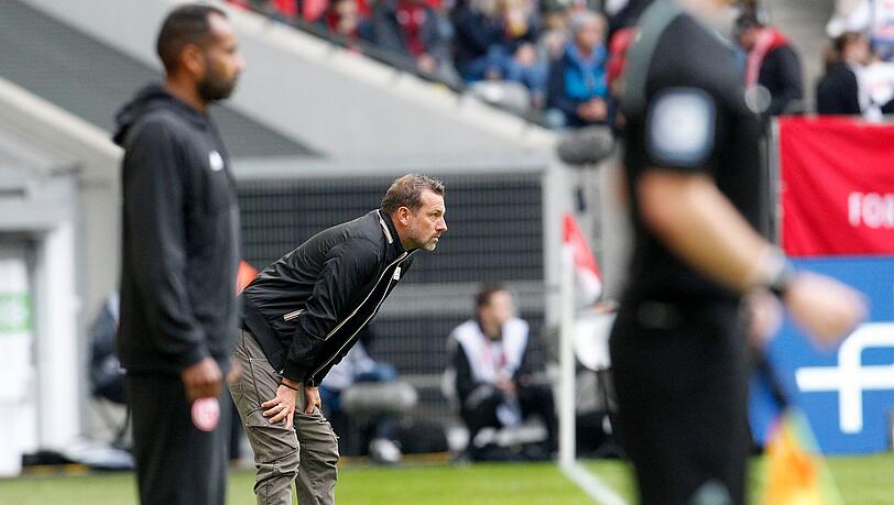 Der Nürnberger Trainer Markus Weinzierl verfolgt das Spiel gegen Düsseldorf.