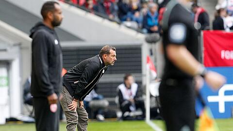 Der Nürnberger Trainer Markus Weinzierl verfolgt das Spiel gegen Düsseldorf.