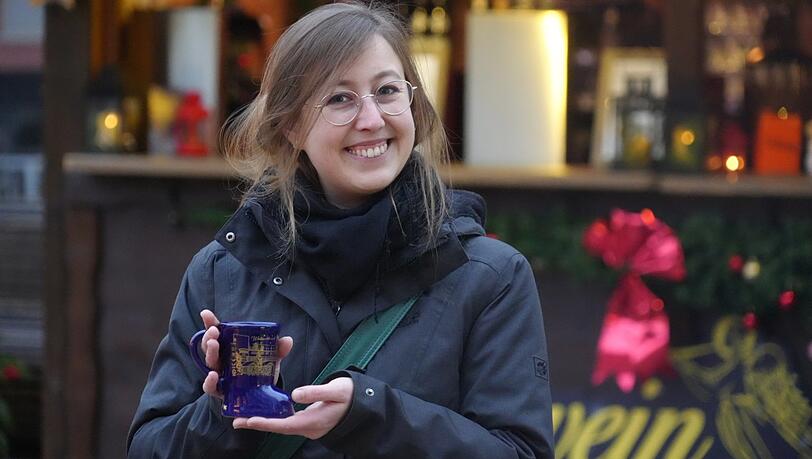 Die AZ-Reporterin probiert den Heidelbeerglühwein - allerdings ohne "Einsatz", wie die Verkäuferin empfiehlt. Die AZ-Reporterin probiert den Heidelbeerglühwein - allerdings ohne "Einsatz", wie die Verkäuferin empfiehlt.