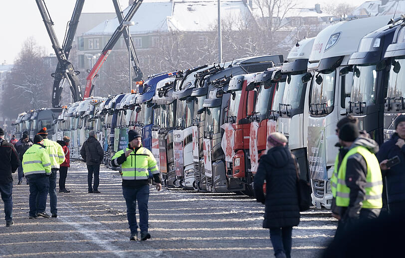 Über 1.600 Lkw sollen laut Veranstalter zur Protestaktion auf die Münchner Theresienwiese gekommen sein.