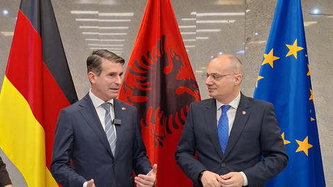 Der bayerische Europaminister Eric Beißwenger (CSU, l.) und der albanische Außenminister Igli Hasani unterhalten sich bei einem Treffen im Außenministerium über die politische und wirtschaftliche Zusammenarbeit.