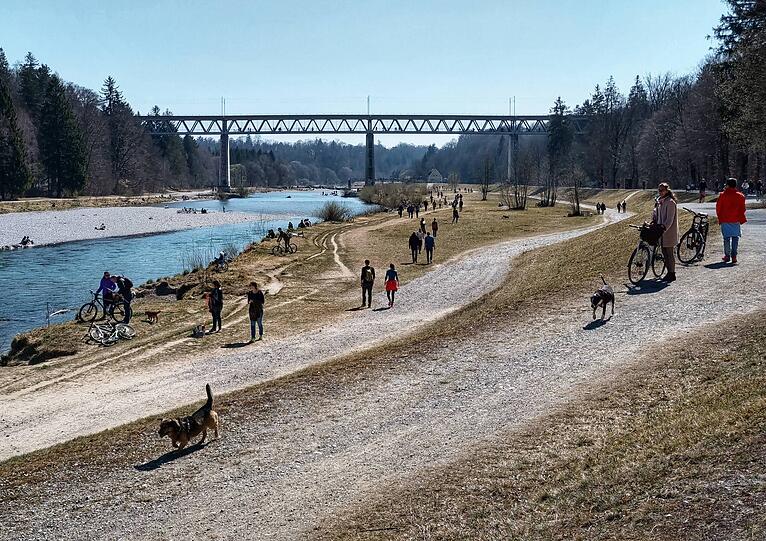 Münchner haben im Lockdown das Spazierengehen für sich entdeckt. Die Wälder und Isarufer waren so gut besucht wie sonst nie.