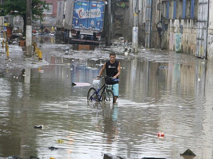 Kampf gegen die Wassermassen in Rio