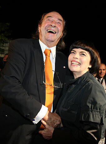 Glamour bei der Feier "50 Jahre Ariola": Lüftner und Sängerin Mireille Mathieu.