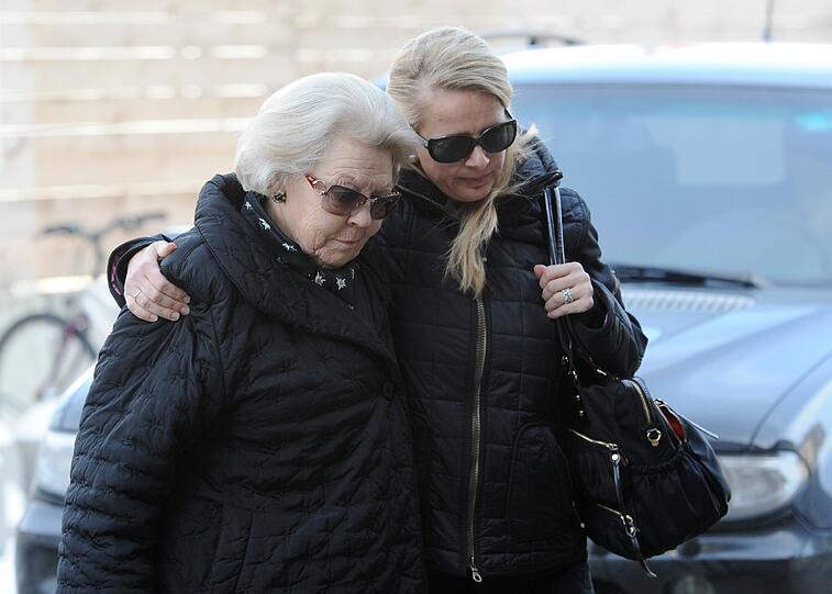 Frisos Mutter Beatrix und seine Frau Mabel schwer gezeichnet von der Sorge.