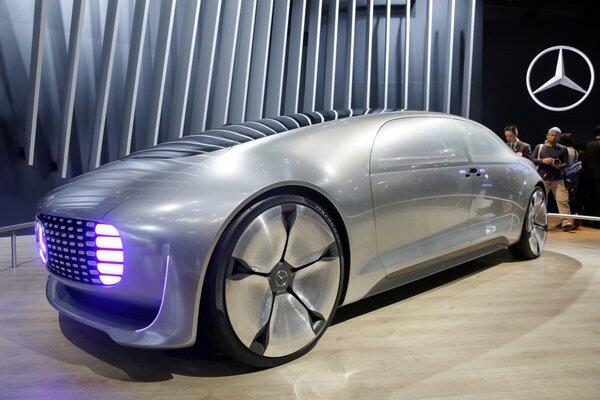 Flaches und abgerundetes Mercedes Concept Car.