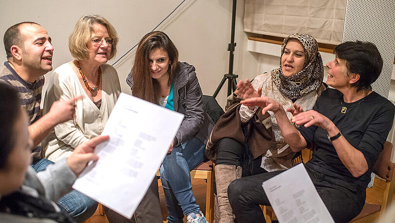 Sie bleiben unter sich: Ehrenamtliche und Menschen aus Ländern wie Syrien und Eritrea. Sie bleiben unter sich: Ehrenamtliche und Menschen aus Ländern wie Syrien und Eritrea.