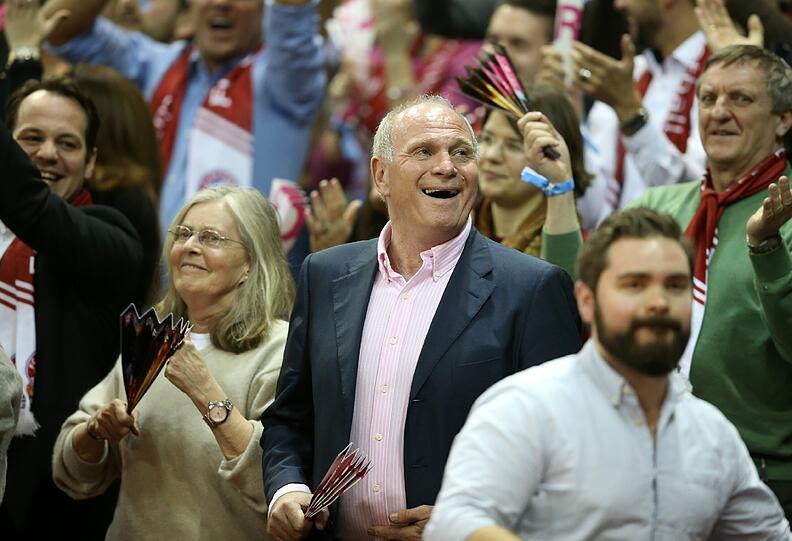 Uli Hoeneß beim Europacup-Viertelfinale gegen Galatasaray Istanbul.