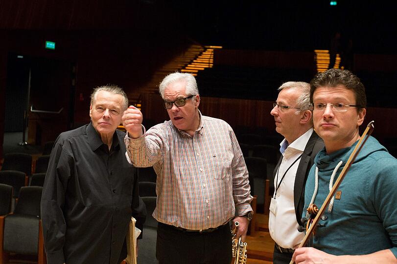 Der Trompeter Hannes Läubin (Mitte) im Gespräch mit Mariss Jansons.