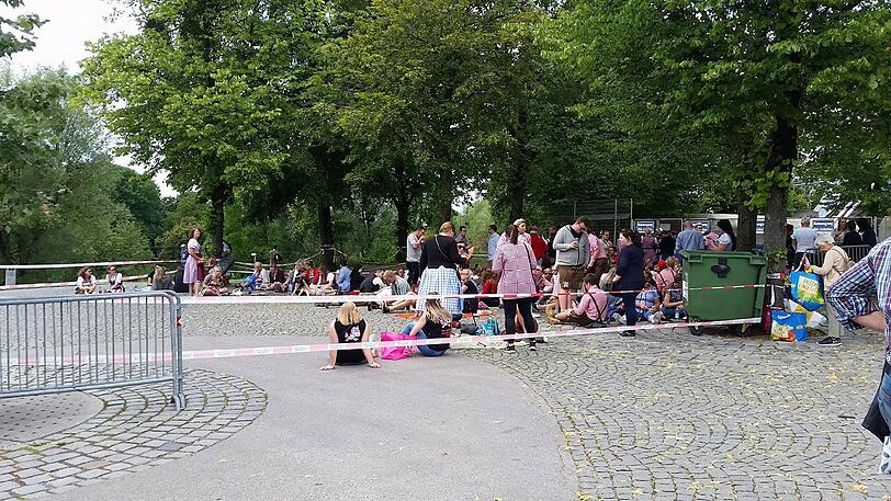 Die Gabalier-Fans sind schon Stunden vor dem Einlaß im Olympiapark. So langsam füllt es sich.