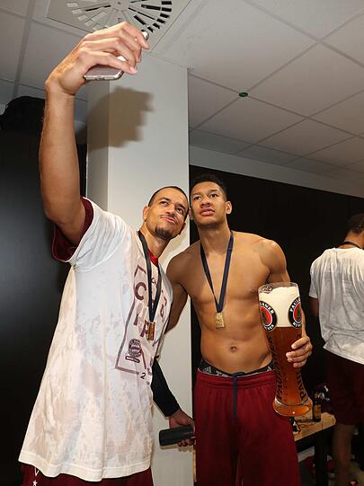 Die Basketballer des FC Bayern feiern ihren ersten Pokalsieg seit einem halben Jahrhundert! Die besten Bilder der feucht-fröhlichen Party...
