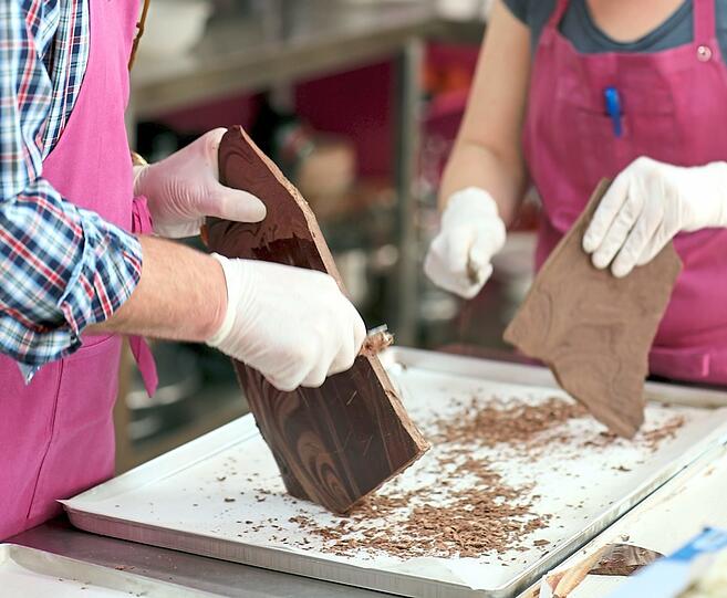 Selbstgeschabt: Die Schokolade für die Torte wird handgeraspelt.