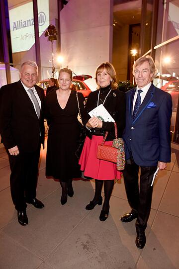 Gastronom Christian Schottenhamel mit Frau Johanna (Paar l.), Leopold Prinz von Bayern und seine Frau Uschi.