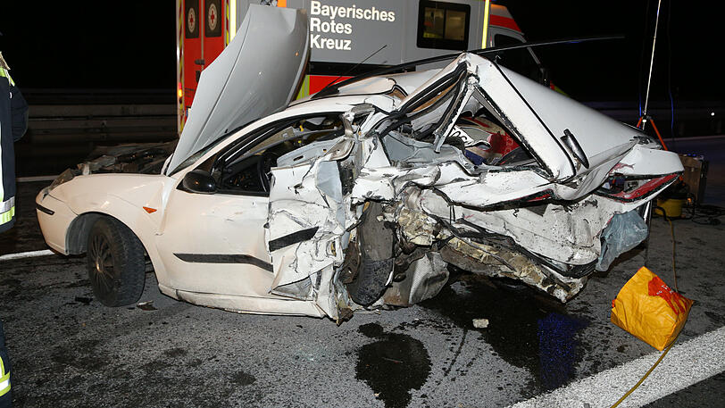 Der weiße Wagen war unbeleuchtet auf dem rechten Fahrstreifen unterwegs. Ein anderer Autofahrer sah ihn zu spät und krachte hinein.