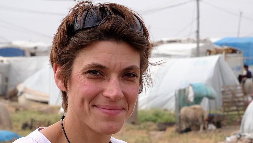 Sie arbeitet als Projektmanagerin und Nothilfekoordinatorin für SOS-Kinderdorf. Nachdem die 40-Jährige die vergangenen Jahre die Nothilfe für Kinder und Familien in Syrien und im Irak koordiniert hat, ist sie seit einiger Zeit in Afrika unterwegs. Sie arbeitet als Projektmanagerin und Nothilfekoordinatorin für SOS-Kinderdorf. Nachdem die 40-Jährige die vergangenen Jahre die Nothilfe für Kinder und Familien in Syrien und im Irak koordiniert hat, ist sie seit einiger Zeit in Afrika unterwegs.