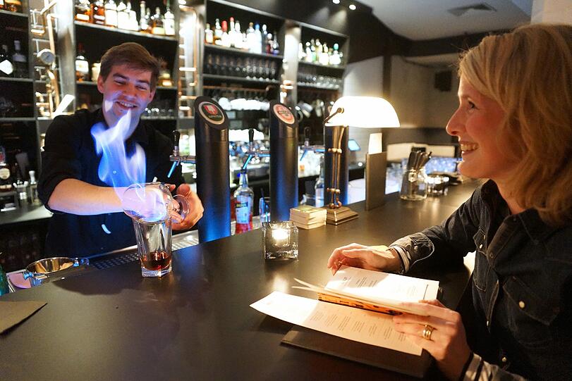 Das Ferdings in der Klenzestraße ist anders: Barkeeper versetzen beim Zubereiten raffinierter Cocktails so manchen Gast ins Staunen.