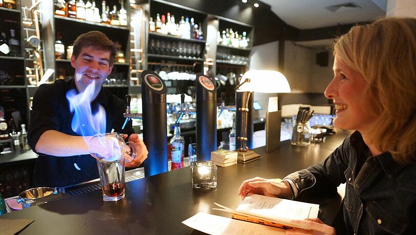 Das Ferdings in der Klenzestraße ist anders: Barkeeper versetzen beim Zubereiten raffinierter Cocktails so manchen Gast ins Staunen. Das Ferdings in der Klenzestraße ist anders: Barkeeper versetzen beim Zubereiten raffinierter Cocktails so manchen Gast ins Staunen.