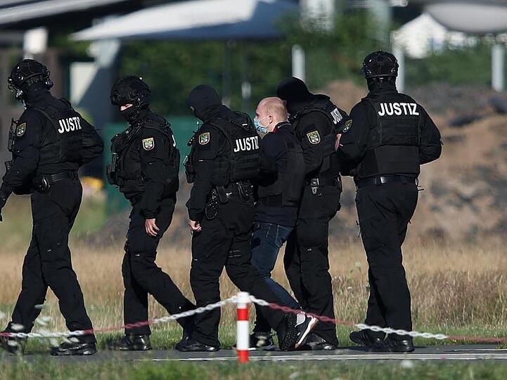 Der Angeklagte Stephan Balliet wird vor dem vierten Prozesstag von Justizbeamten aus dem Hubschrauber gebracht.