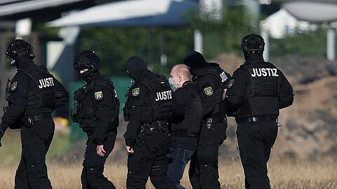 Der Angeklagte Stephan Balliet wird vor dem vierten Prozesstag von Justizbeamten aus dem Hubschrauber gebracht.