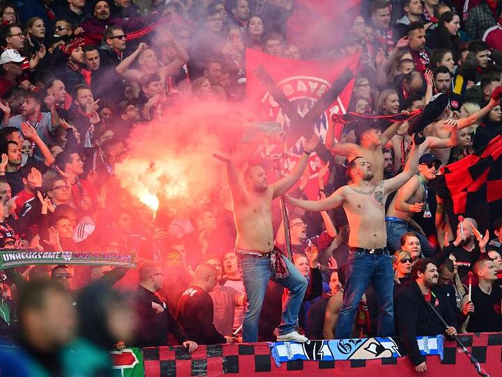 Die Fans des 1. FC Nürnberg bejubeln den Treffer ihres Teams und brennen Pyrotechnik ab. Foto: Matthias Merz/dpa
