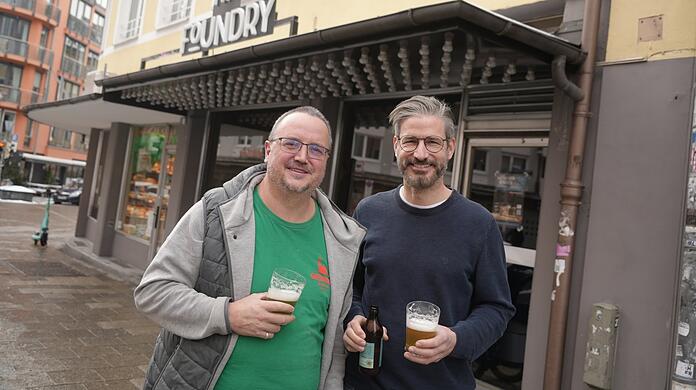 Giesinger-Chef Steffen Marx (links) und Hobby-Gastronom Oliver Jäger vor der Cocktailbar "The Foundry" in der Müllerstraße. Hier zieht nun ganz spontan der neue Giesinger Stehausschank ein.