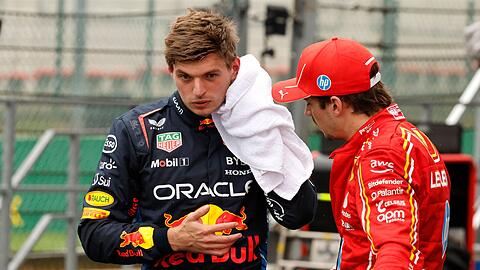 Max Verstappen startet trotz Pole Position hinter Charles Leclerc.