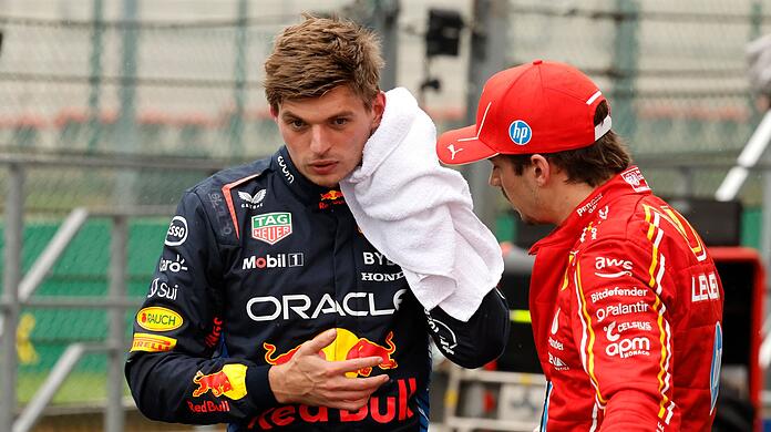 Max Verstappen startet trotz Pole Position hinter Charles Leclerc.