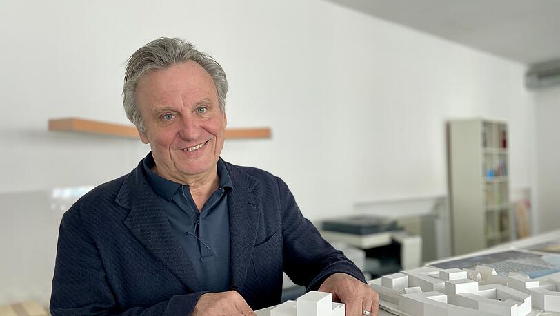 Der Architekt Rudolf Hierl in seinem Büro. Er möchte in München mehr leere Büroetagen zu Wohnungen für die Bürger umbauen.