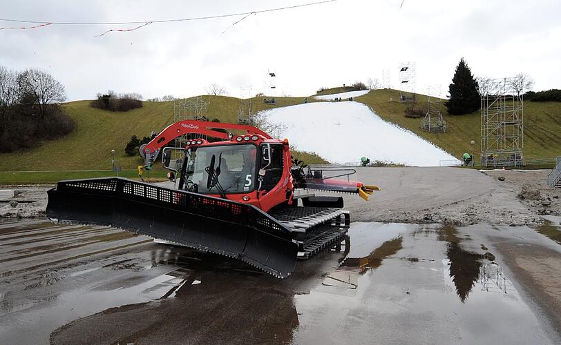 Fast schon ein trauriger Anblick: Wegen Schneemangels musste der Weltcup am Olympiaberg abgesagt werden. Die Bilder
