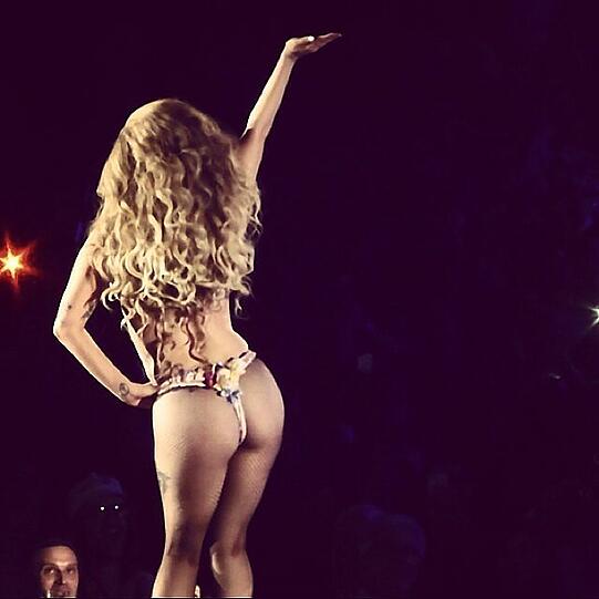 Sexy Rückansicht: Lady Gaga postet auf Instagram: "#artRaveOttawa LETS GO MONSTERS Be proud, we've come so far together. Everyone deserves a shot. Tonight is ours!"