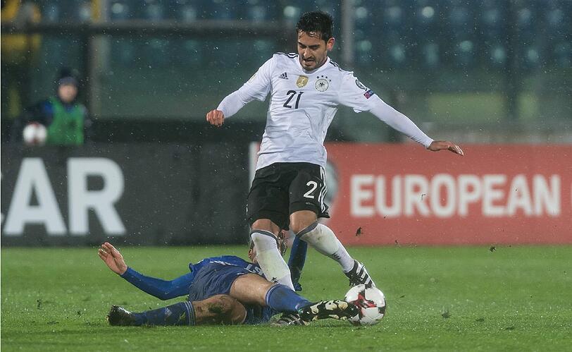 Ilkay Gündogan - Note 2: In Spiellaune. Ein Spaß für ihn, dieses Klein-klein-Gefummel gegen elf Mann, die nur hintendrin stehen.