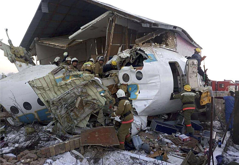 In Kasachstan sind mehr als ein Dutzend Passagiere bei einem Flugzeugabsturz ums Leben gekommen.