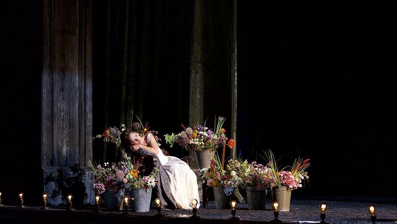 Die Sopranistin Camille Schnoor als Tatjana in Tschaikowskys Oper "Eugen Onegin" im Gärtnerplatztheater.